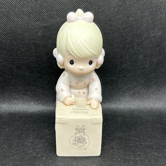 Precious Moments "Sharing is universal" 1987 Collector's Club figurine - Picture 1 of 3